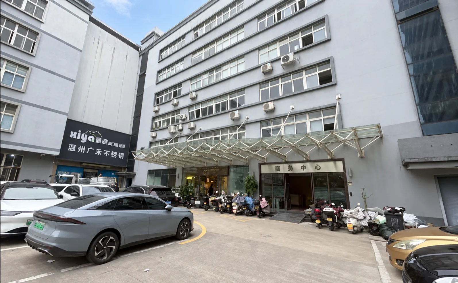 皓日控股商务中心真实门头与温州喜雅一楼工厂、六楼展厅入口